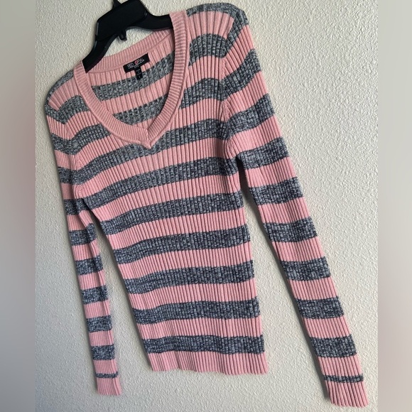 Red Opal NYC~Fitted~Stretch~Pink/Gray~Striped~V-Neck~Ribbed~Knit~Sweater~Size L - Picture 1 of 12